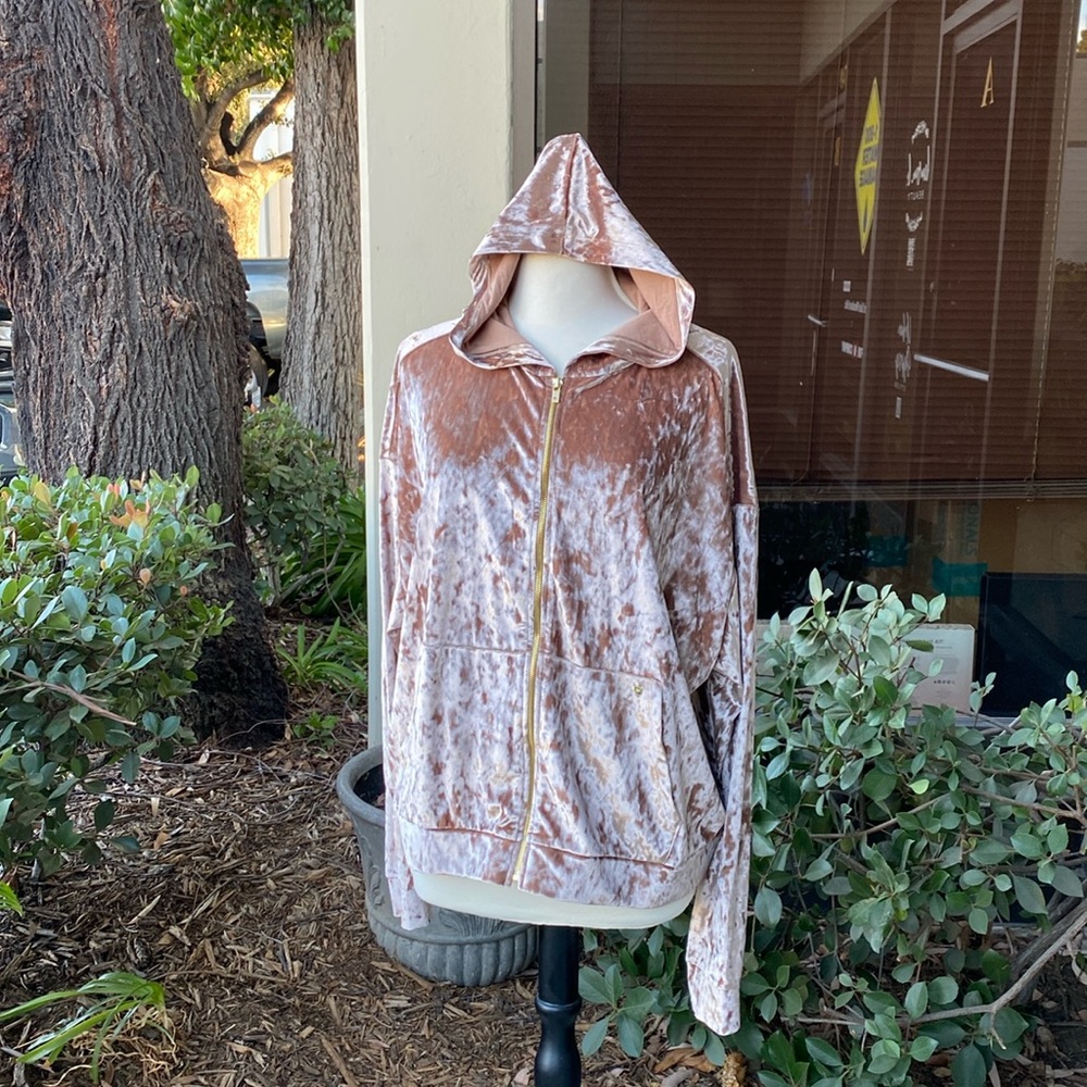 Fabletics- woman’s, long sleeve, athlesure top with hood. Size 1X